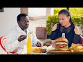 KINGWENDU ANAVYOTAMBA NA PISI KALI MTAANI KILICHOMPATA UTACHEKA HII KALI MUKBANG FOOD CHALLENGE