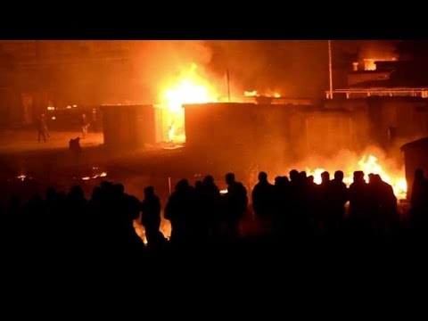 Video: Fuerte incendio consume campo de migrantes en Francia