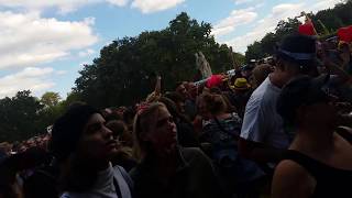 Gurr play „Rollerskate“ and fans doing worms at Lollapalooza Berlin 2018