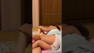 【シュールすぎ草】親の足の指で「指家族」を英語で熱唱する娘www #日中夫婦