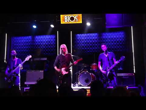 Bulutsuzluk Özlemi-Evinde Gitarın Var Mı (Canlı Performans)