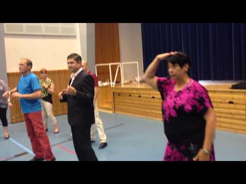 Leif Lindeman opettelee tangoa Iskelmäviikon tanssikurssilla 15.7.2015.