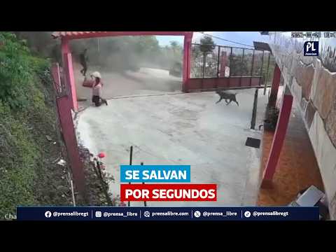 Video capta volcadura de picop en Huehuetenango y personas logran salvarse por segundos