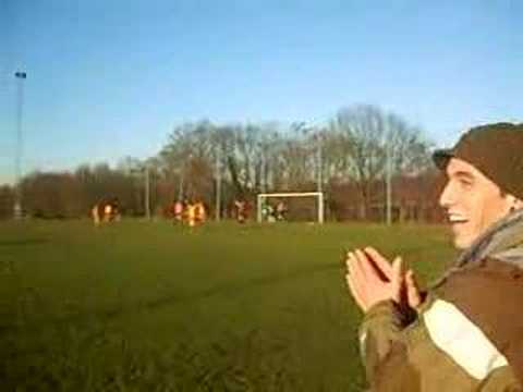 William maakt doelpunt FC Bareel Diest