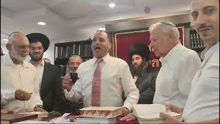 הבדלה החזן דניאל שאלתיאל מקאם שיגא בשבת נופש בירושלים של כל האמת (רדיו כל האמת) - התמונה מוצגת ישירות מתוך אתר האינטרנט יוטיוב. זכויות היוצרים בתמונה שייכות ליוצרה. קישור קרדיט למקור התוכן נמצא בתוך דף הסרטון