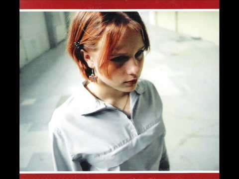 LAURA PAKARINEN - Maan korvessa