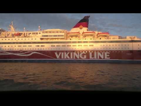 A balsa de Helsinque segue em direção a Suomenlinna | Helsinque | FINLÂNDIA