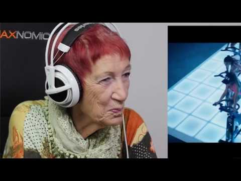 Oma schaut Jon Sudano