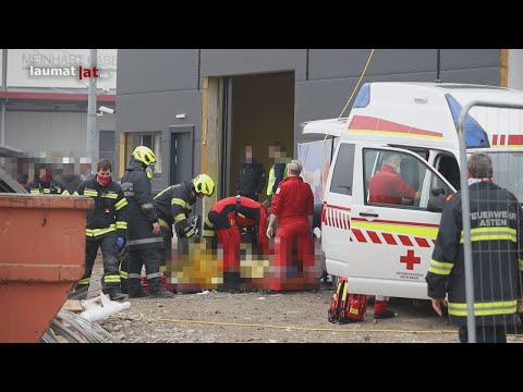 Menschenrettung: Arbeiter auf Baustelle in Asten unter abgestürztem Muldenkipper eingeklemmt