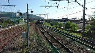 島本駅で貨物列車の通過の様子