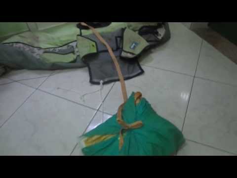 Jefinho demostrando como sacar um paraquedas reserva de Asa Delta