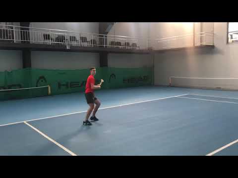 Динко Динев прави упражнение с “Tennis Pointer”