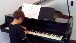 Aaron am Klavier Lied des Windes.mp4