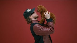 Musik-Video-Miniaturansicht zu Lovin On Me Songtext von Jack Harlow