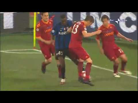 Finale Coppa Italia 2010 Roma vs Inter 0-1 - Fallaccio di Totti su Balotelli