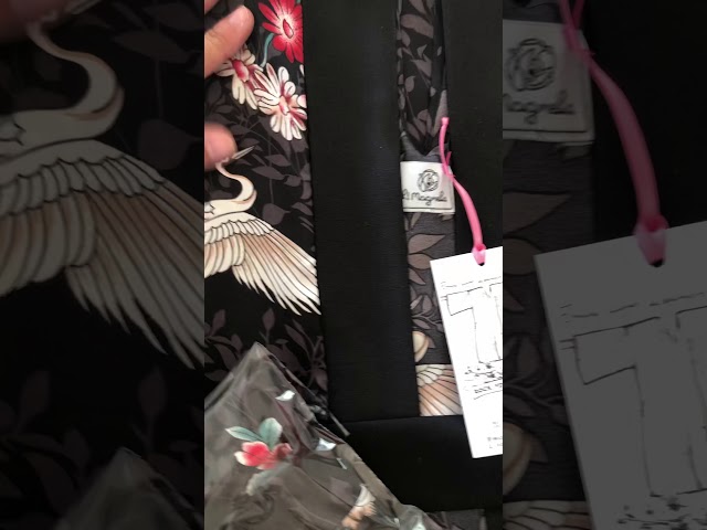 Vídeo relacionado con 2025 Conjunto de pijama de seda para mujer, conjunto de pijama de satén de 2 piezas, manga larga, vestido abotonado, informal, con pantalones, camisón noruego, Rosa., S