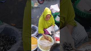 Download lagu Traditional Cassava Delight: Tiwul with Fresh Coconut Grate #tiwul #indonesianfood #foodie #cheapeat mp3