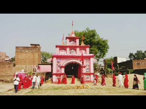 माँ पच्पेड़वा वाली के दरबार में कार्यकर्ता मीटिंग मेंकार्यकर्ता भक्त मातेश्वरी ध्वज ले चलते हुये ।