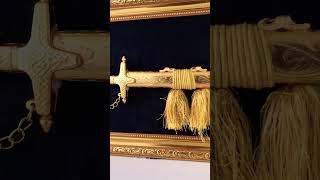 لوحة تراثية مع مجسم سيف ذهبي