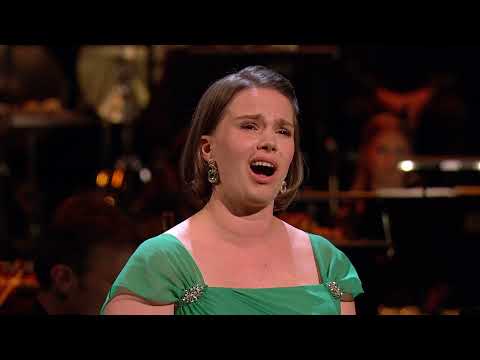 Christina Gansch performs Hör ich Cymbalklänge Lied un Czardas from Lehar’s Zigeunerliebe Thumbnail