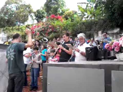 Bandas tocando marchas funebres no   cemitério de Itapecerica 2013 - 2/2