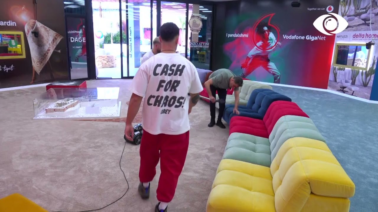 Djemtë pastrojnë në living