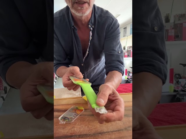 Vídeo relacionado con Microplane Serie Master Zester Rallador, Acero Inoxidable y Madera, Marrón, 30.94x4.01x1.60 cm