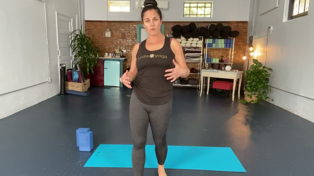 Crescent Lunge (Anjaneyasana)