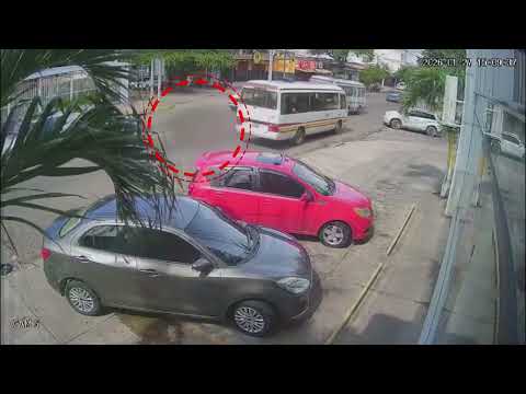 Video captó el momento que un joven universitario es atropellado por un micrero