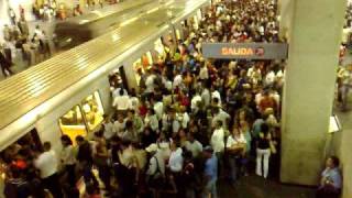 Conz (Nueva York): Me falta el aire con solo ver esto. Ataque de ansiedad en 5, 4, 3, 2, 1.Iran (Brasil): La gente está saliendo del trabajo y quiere llegar a casa. Esta locura es universal. Alex (Los Ángeles): Fiesta en el tren.Rebecca (Nueva York): Esto es CASI tan horrible como la hora pico en Nueva York.Pepe (México): El apocalipsis de zombies llegó a Venezuela y la gente está tratando de escapar. Jessica (Nueva York): Esto se ve como un caos organizado.