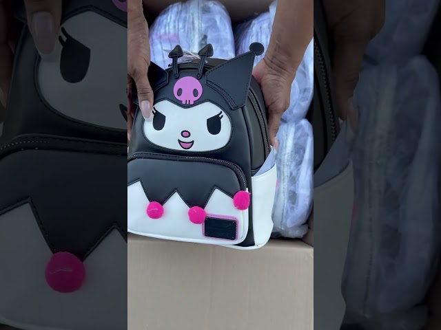 Vídeo relacionado con Loungefly Sanrio Kuromi 20Th Anniversary Cameo Mini Mochila