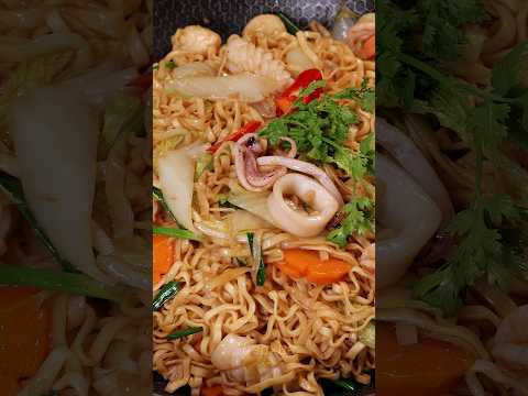 Cách làm Mì Xào Hải Sản ngon không dính chảo
