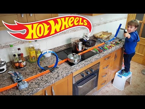 HOT WHEELS IN THE KITCHEN!! Car Race Track Builder System HotWheels Racing Toy Cars 🚗 🚙
