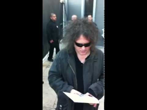 Robert Smith signing autographs
