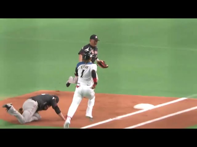 【1回裏】いきなり異常事態発生!? マリーンズ・涌井がベースカバーで... 2015/10/12 CS 1st F-M