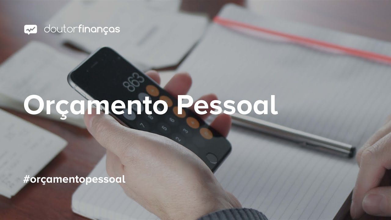 Pessoa a usar a calculadora do telemóvel para somar gastos