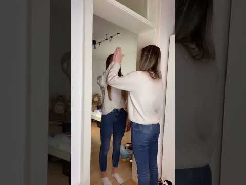 Ein magischer Spiegel 😳 | #lesotwins 👯‍♀️