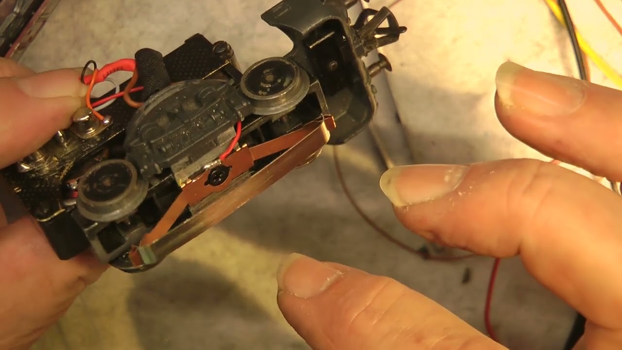 Wolfgangs Märklin Modellbahn -V 200 Fleischmann wird mit Schleifer und Analogumschalter versehen