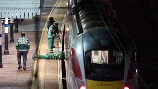 Londra treninde bıçaklama: 10 kişi yaralı, iki şüpheli gözaltında