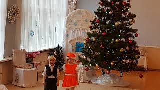 Дід Мороз на святі у діточок молодшої групи. Вихователь - Дорофеєва І.М.