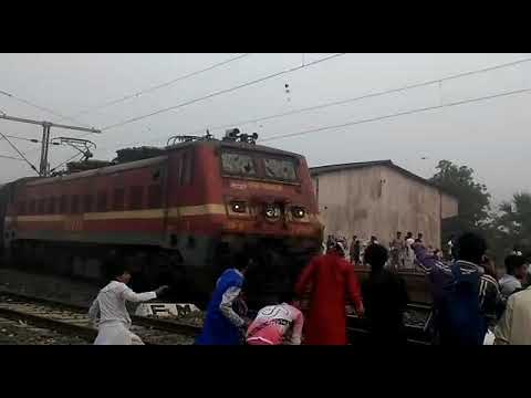 ट्रनों पर पत्थरबाजी करते हुए जिसमें छोटे-छोटे बच्चे भी शामिल !