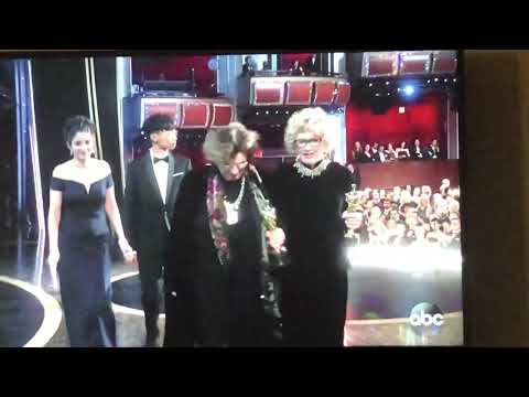 Kristen Wiig and Mya Rudolph on the Oscars
