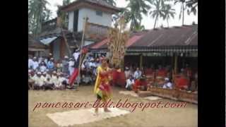 preview picture of video 'Tari Kayon di Pura Dalem Kupa Karangasem - Bali'