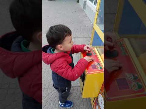 NENE DE 3 AÑOS BURLA LA MAQUINA DE PELUCHES