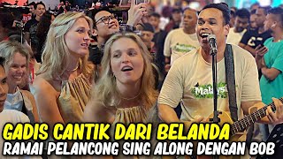 Download lagu Gadis cantik Belanda nyanyi sambil tersenyum, ini antara lagu yang ramai tourist pasti sing along mp3