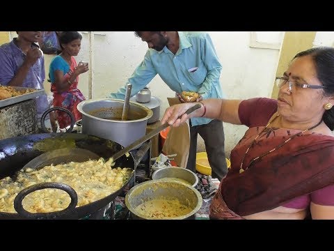 Energetic Marathi Madam Selling Huge Pakora /Bhaji (Snacks) | Street Food India Yavatmal Video