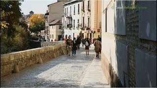 preview picture of video 'Paseo de los Tristes a orillas del Darro en Granada'