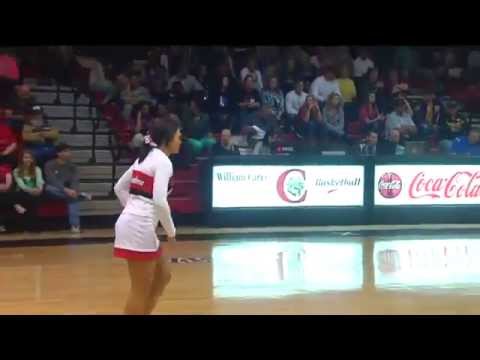Cheerleader half court trick shot   Cheerleader wirft flic flac korb!