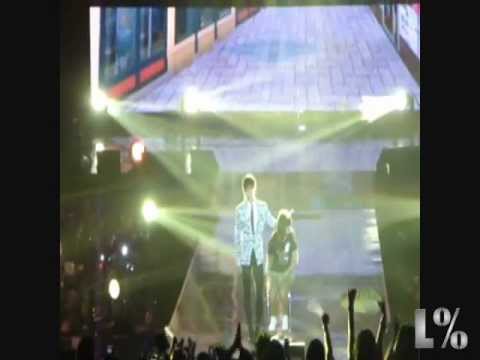 LEE JOON LOOKING HIS GF - M3LAQ%TOUR 120630