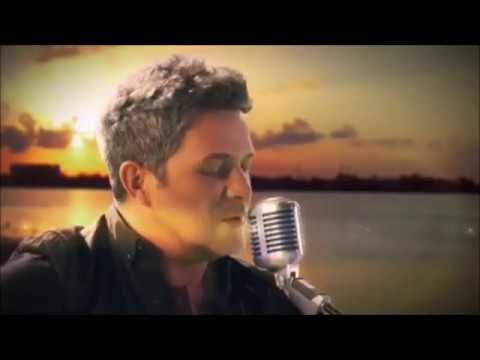 Alejandro Sanz canta en "A que no me dejas"